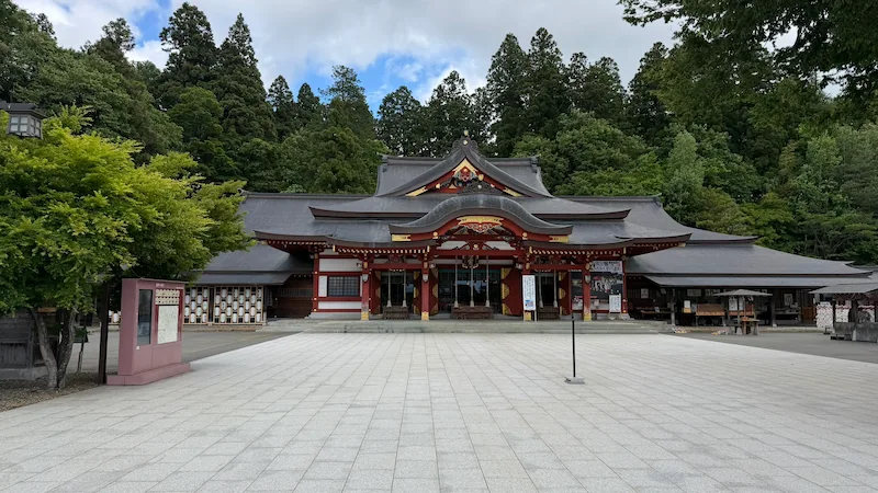 Approach to Morioka Hachimangu Shrine
