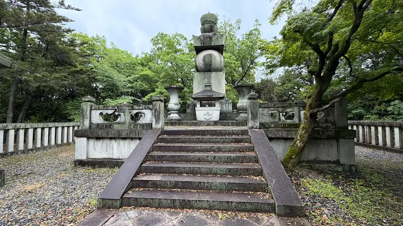 豊国廟の山上墓所と五輪石塔