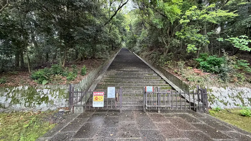 豊国廟の石段入口・登拝道スタート地点