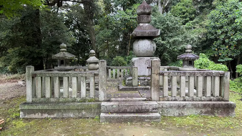 階段を上る前に左手に現れる国松公御墳墓