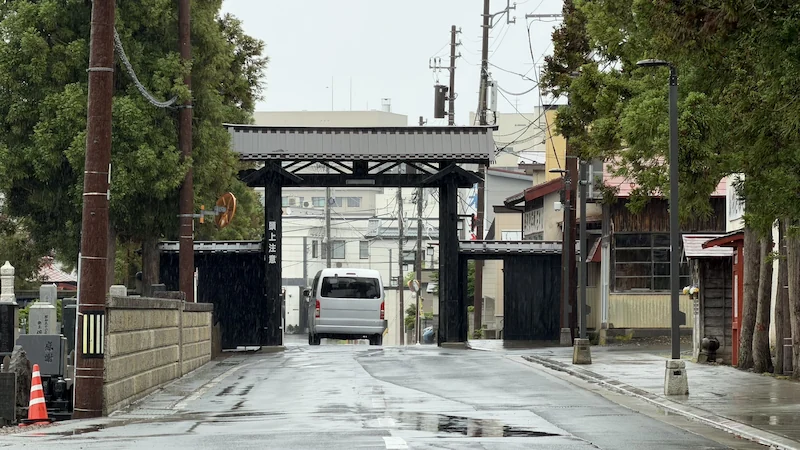 The Kuromon (Black Gate) at the eastern entrance to Zenringai, a city-designated cultural property
