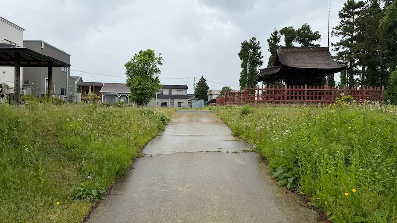 弘前東照宮本殿周辺の柵と距離感