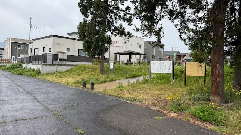 弘前東照宮本殿周辺の柵と距離感