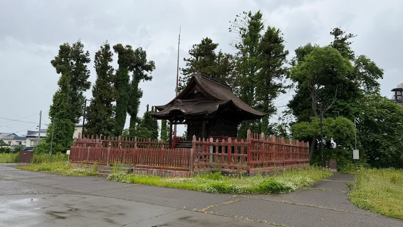Fence surrounding the Hirosaki Toshogu Main Hall, showing viewing distance