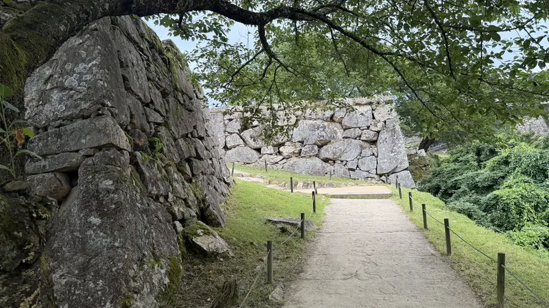 The passage just before Take-no-mon Gate Site.
