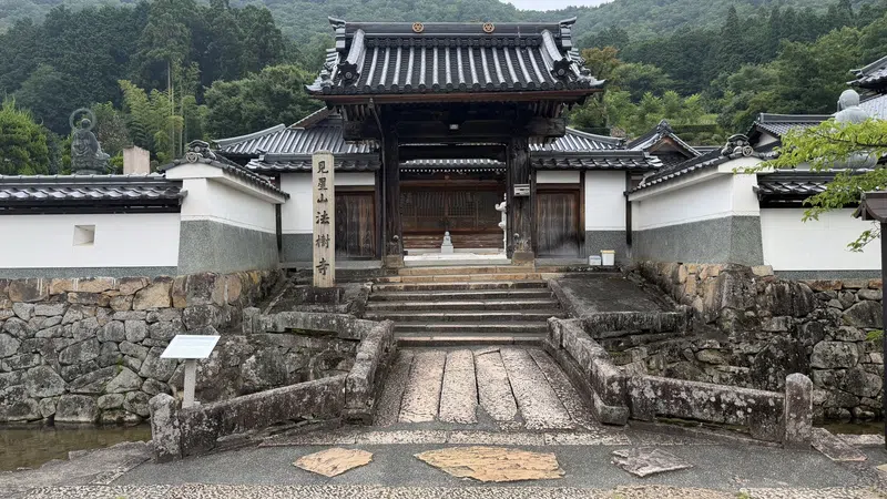The sanmon, or temple gate, of Hojuji.