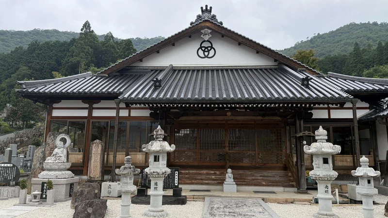 The main hall of Hojuji.