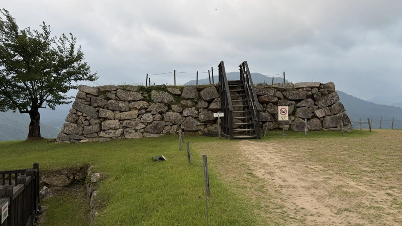Tenshudai's stone walls and wooden steps, seen from Honmaru — the current path visitors use to climb up to Tenshudai.