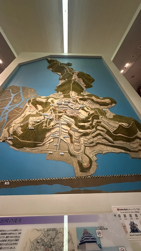 A three-dimensional model showing the terrain of Azuchi hill and the extent of the castle complex from above, from the foot of the mountain to the summit.