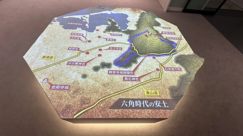 A floor-map display themed around 'Azuchi in the Rokkaku Era,' showing the positions of nearby castles, roads, and temples and shrines.