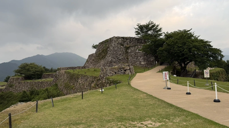 View from around Ninomaru toward Tenshudai.