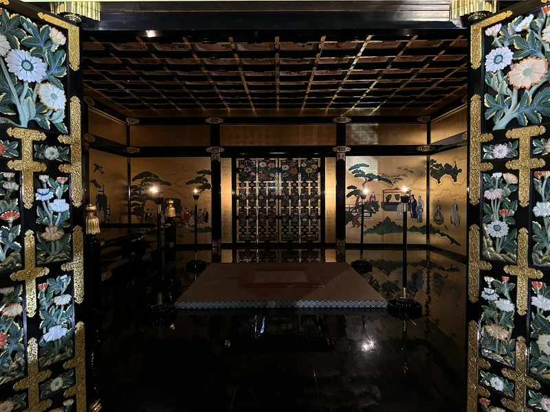 A room on the reconstructed upper floor, decorated with floral fittings, black-lacquered flooring, and gold-ground painted screens.