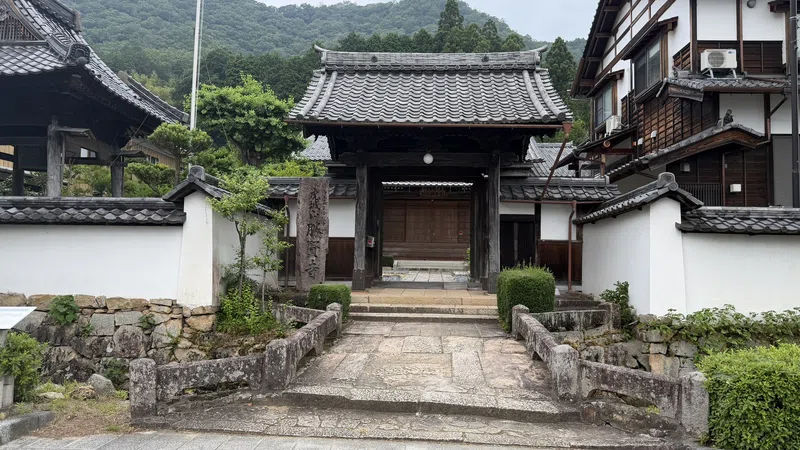 The sanmon, or temple gate, of Shokoji.