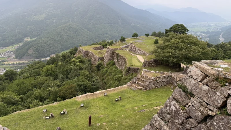 A view down toward Minami-Ninomaru from the top of Tenshudai.