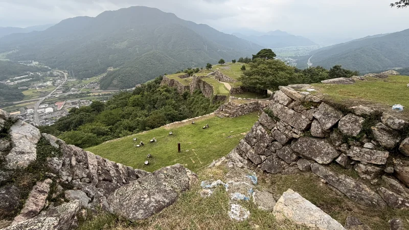 A view down toward Minami-Ninomaru from the top of Tenshudai.