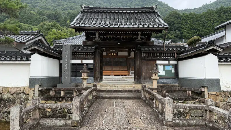 The sanmon, or temple gate, of Zensho-ji.