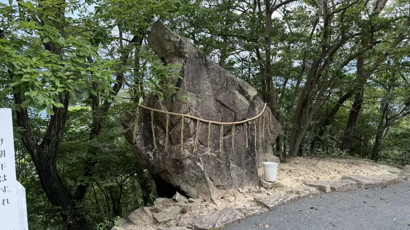Ochinai Iwa and the surrounding trail at Takeda Castle Ruins
