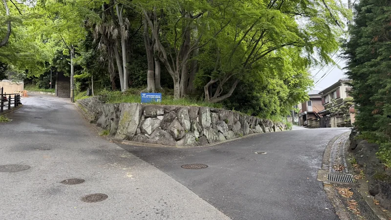 The fork in the trail just past the trailhead, where the right path leads to the Hideyoshi's Road marker and the left leads to Hōshaku-ji Temple