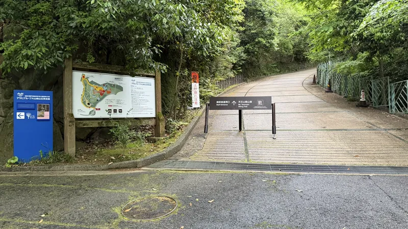 Paved path before the trail