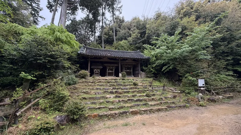The small shrine buildings at Sansha-gū