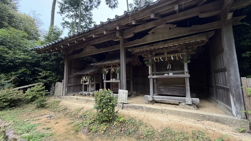 Sansha-gū, close up