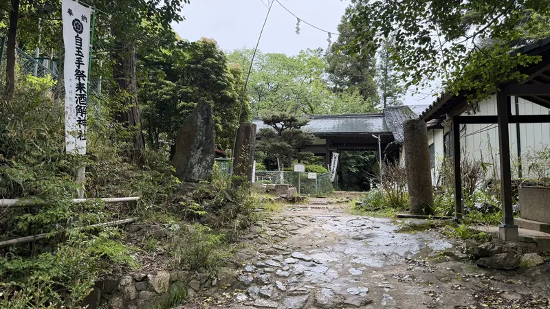 The entrance to Sakatoke Shrine