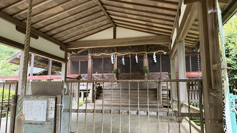 The shrine buildings at Sakatoke Shrine
