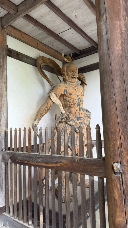 A guardian statue at Hōshaku-ji