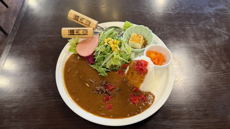 富士スバルライン五合目の富士山みはらし２階で食べた富士山型カレーライス