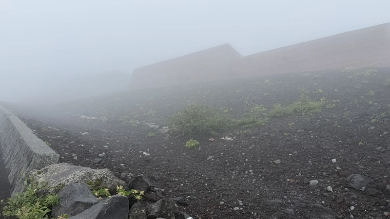 防護柵に沿って始まる六合目上部の登山道