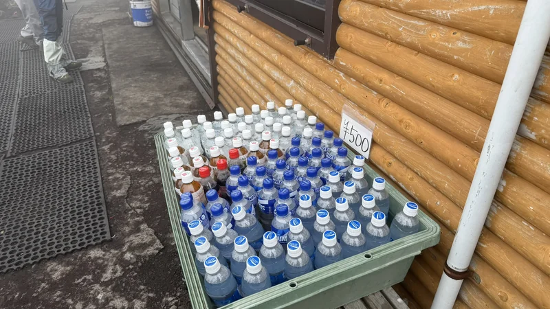 七合目・トモエ館前で販売される飲料