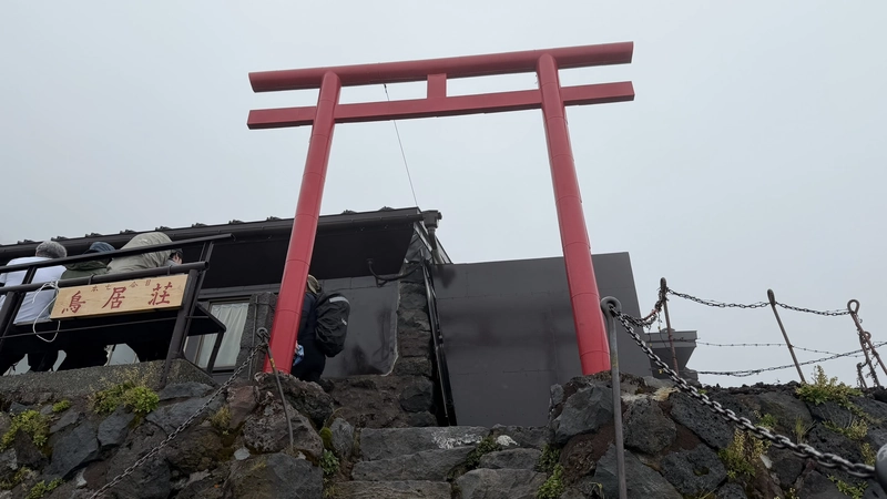 鳥居荘の山小屋前に立つ朱色の鳥居