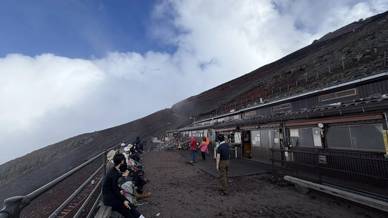 青空の下に建つ八合目白雲荘