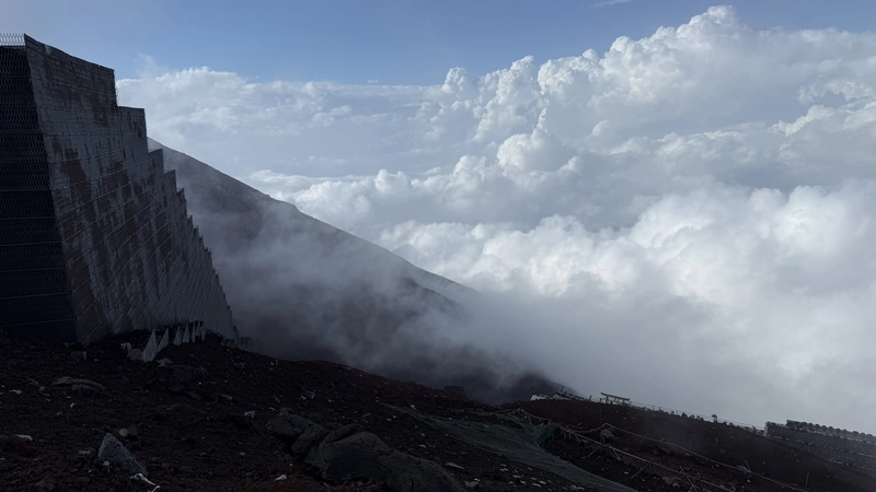 山腹に続く急な砂礫の登山道（2／2）