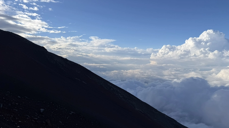 夕方の光を受ける壮大な雲海