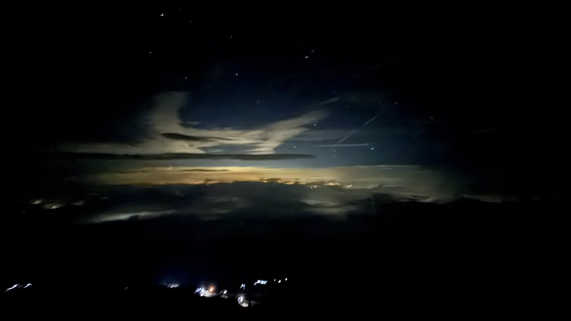 夜空と雲海の向こうに見える街明かり