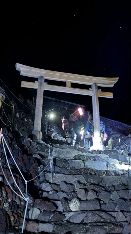 吉田口山頂直下に立つ白い鳥居