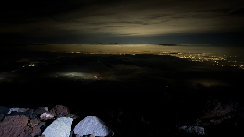 山頂から望む夜明け前の空と雲海