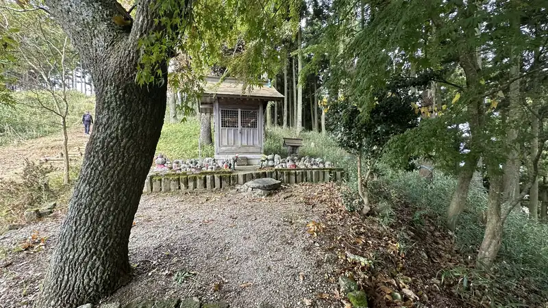 Memorial space for the fallen of the battle, seen in full