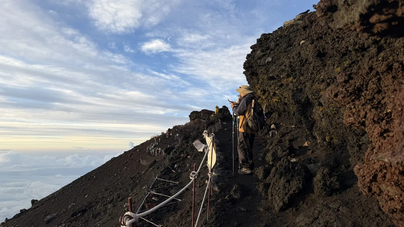 お鉢の巡りにある山道と登山者