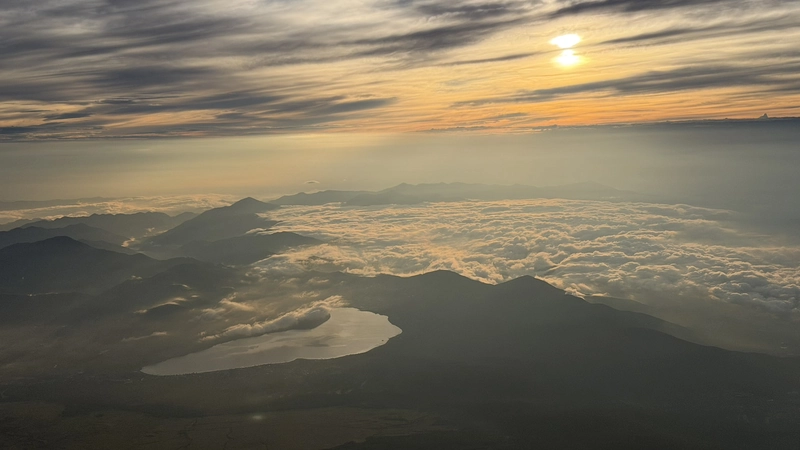 朝日が差す雲海と山中湖方面の眺望
