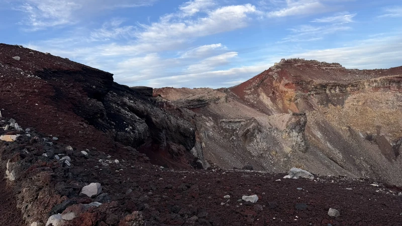 火山礫の稜線を進むお鉢巡り