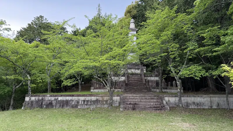 A spot with stone steps and a stone monument