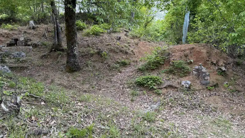 An earthen step and stonework surviving on the foothill slope