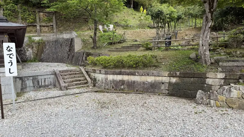 A sign for the Nade-ushi (rubbing ox) statue, next to stone steps