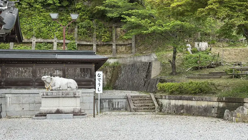 A stone statue of a Nade-ushi (rubbing ox)