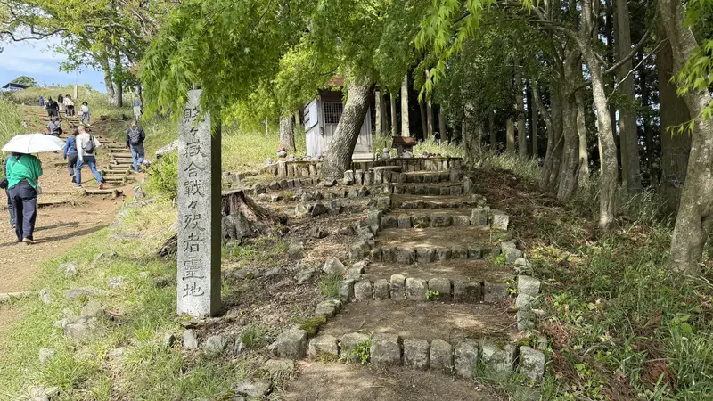 Steps up to the memorial and stone pillar