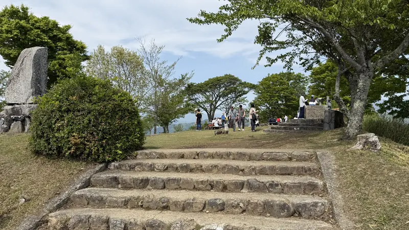 Summit entrance and layout of later-era features