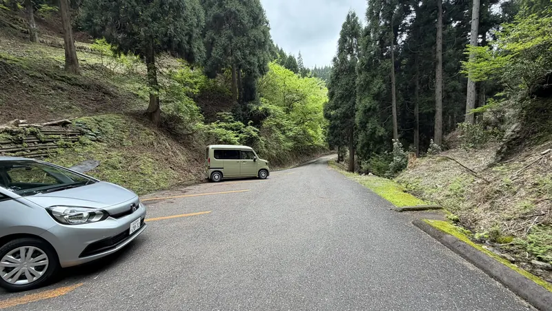 玄蕃尾城駐車場へ続く狭い林道