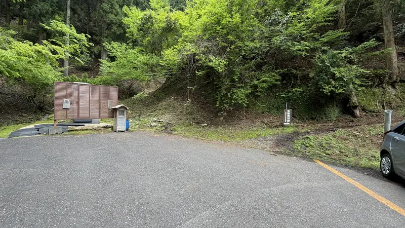 玄蕃尾城跡の駐車場と現地設備